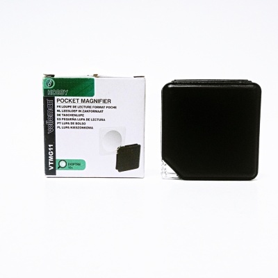 Ampliador de bolso quadrado com lente de vidro e caixa preta ao lado da embalagem branca da marca Hobby Life