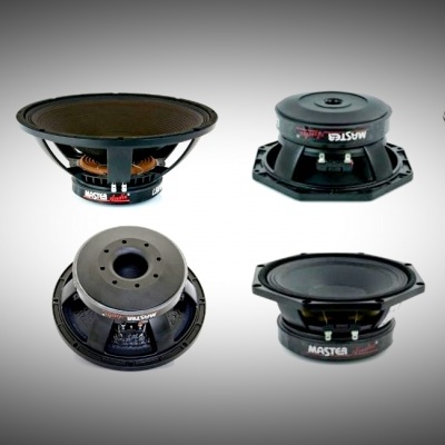 Oito altifalantes pretos e metálicos em fundo cinza com etiquetas visíveis