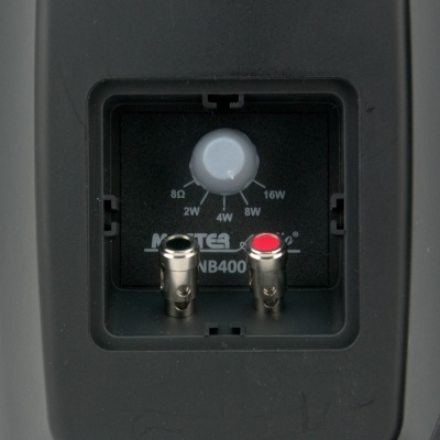 Conector traseiro preto de altifalante com botões e texto MONTEA NB400