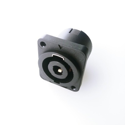 Conector eléctrico preto com base rectangular e orifícios para pinos