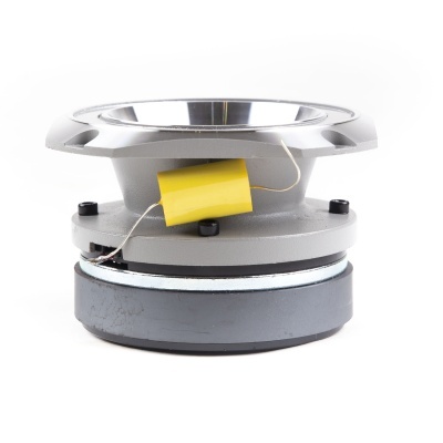 Componente metálico cinzento com membrana prateada e capacitor amarelo