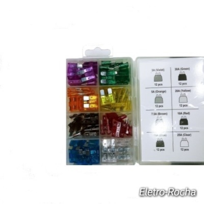 Caixa com fusíveis automotivos coloridos organizados e etiquetas com amperagem