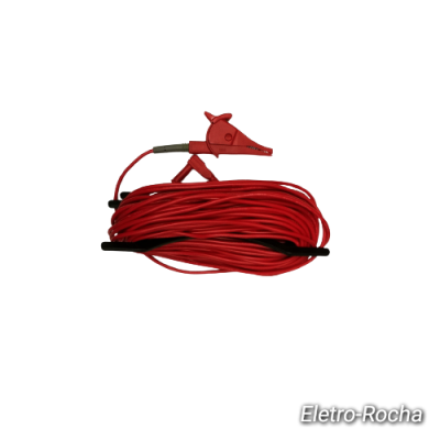 Cabo elétrico vermelho enrolado com pinça isolada, fundo branco