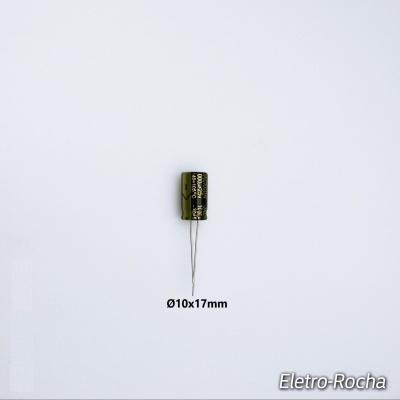 Condensador eletrolítico preto com texto branco e terminais metálicos