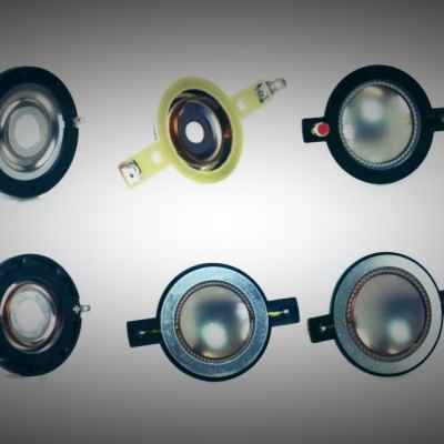 Altifalantes circulares variados dispostos em duas fileiras sobre fundo branco