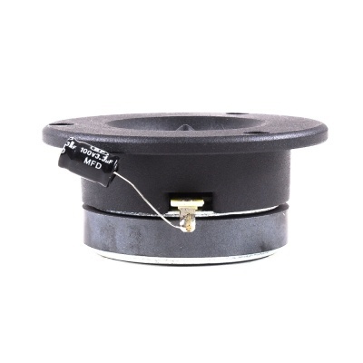 Altifalante preto pequeno com capacitor ligado