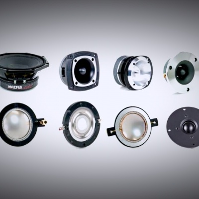 Componentes de áudio incluindo altifalantes cônicos e tweeters variados em fundo cinzento