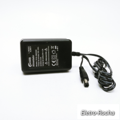 Adaptador de energia preto NMB com texto técnico e cabo, fundo branco.