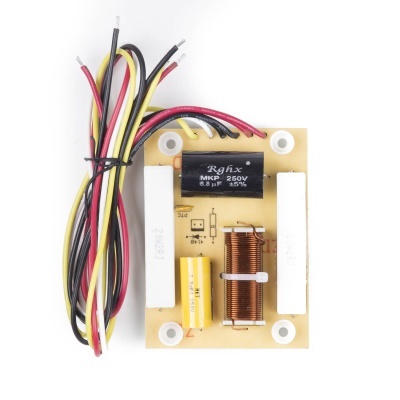 Placa eletrónica com bobina, resistores, condensador e cabos coloridos