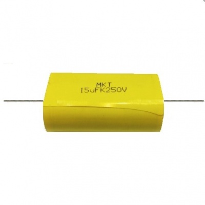 Condensador amarelo retangular com inscrições MKT 15uFK250V e pontas metálicas finas