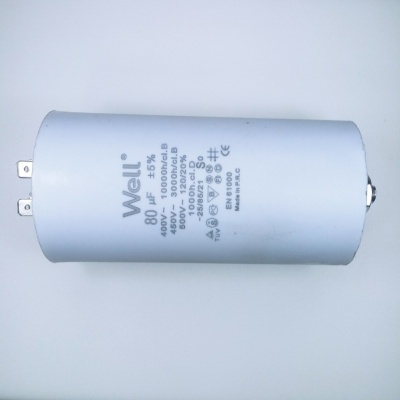 Capacitor elétrico branco com texto cinza e terminais metálicos