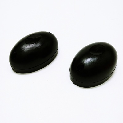 Par de sensores pretos ovalados sobre fundo branco