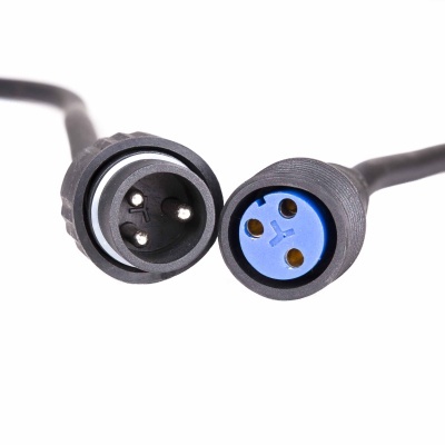 Conectores de cabo elétrico preto com pinos e orifícios, interior azul e anel prateado
