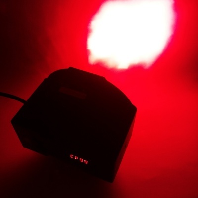 Dispositivo preto compacto a projetar luz vermelha com display LED mostrando CF99