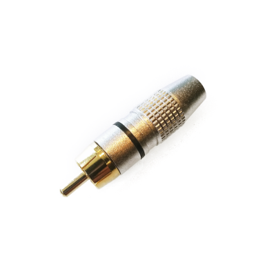 Conector RCA metálico prateado com detalhes dourados em fundo branco