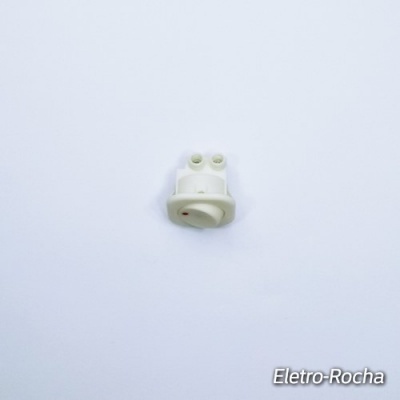 Peça pequena branca com dois orifícios sobre fundo branco