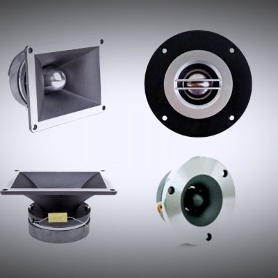 Oito altifalantes de vários formatos em fundo cinza claro