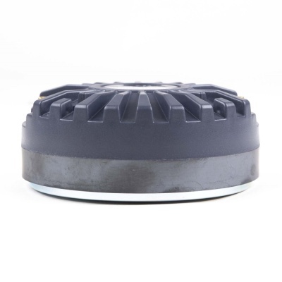 Dispositivo circular metálico com parte superior preta e ranhuras