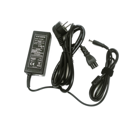 Adaptador de corrente CC preto com cabos e etiquetas técnicas