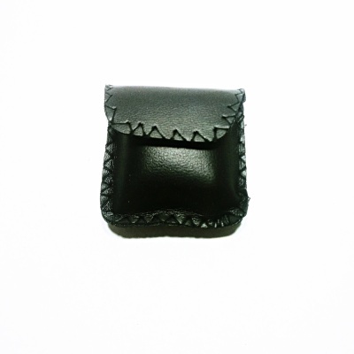 Carteira preta pequena com costura zig-zag