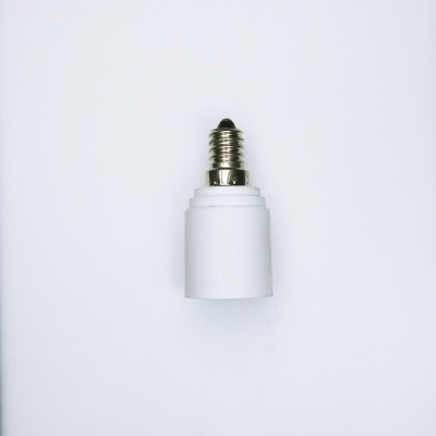 Adaptador elétrico branco com base metálica