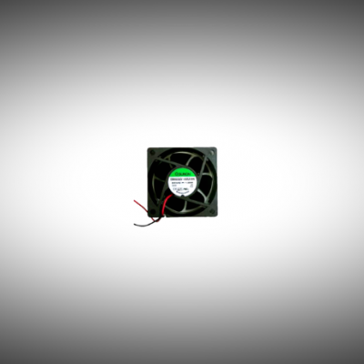 Três ventoinhas pretas Green com fios vermelho e preto em fundo claro