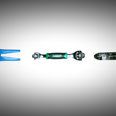 Três ferramentas manuais alinhadas em fundo branco