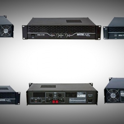 Várias unidades de amplificadores de áudio pretos com painéis frontais e traseiros visíveis