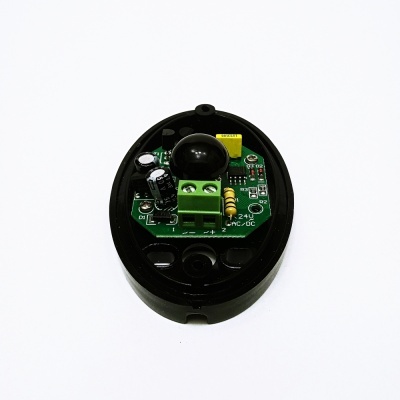 Sensor eletrónico com componentes numa base preta oval