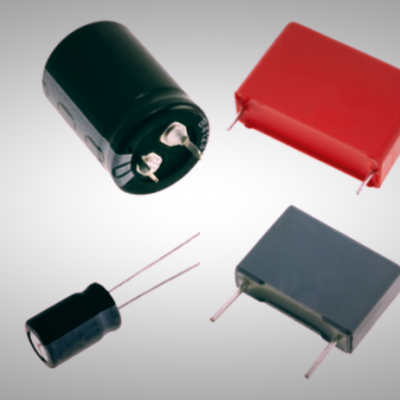 Condensadores eletrónicos de várias cores e formatos