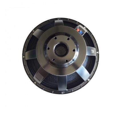 Alto-falante preto com estrutura metálica prateada sobre fundo branco