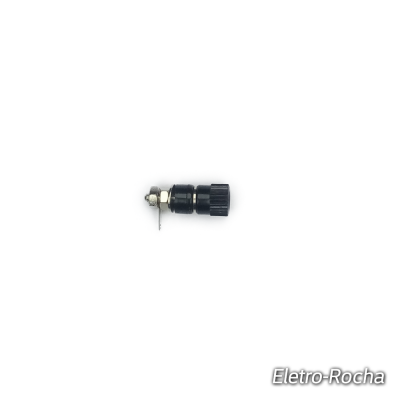 Conector elétrico preto com porca metálica prateada sobre fundo branco