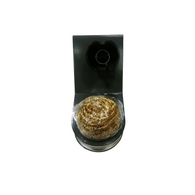 Esfregão metálico dourado em suporte preto com embalagem plástica