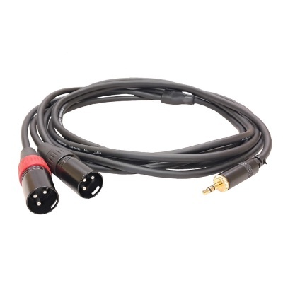 Cabo de áudio preto com conectores XLR e jack 3,5 mm