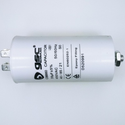 Capacitor branco cilíndrico QSC CBB60 com especificações técnicas impressas
