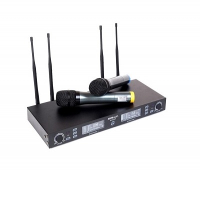Sistema de microfone sem fios com receptor preto e dois microfones manuais pretos