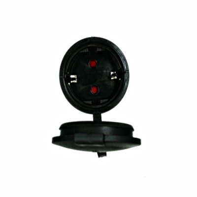 Tomada elétrica preta com tampa aberta sobre fundo branco