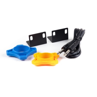 Acessórios com suportes metálicos pretos, cabo com conectores jack e suportes plásticos azul e amarelo