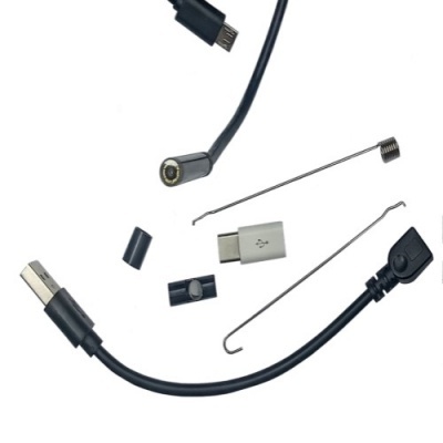 Acessórios eletrónicos com cabos USB, adaptador USB-C e hastes metálicas.