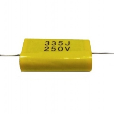 Condensador amarelo retangular com texto 335J 250V
