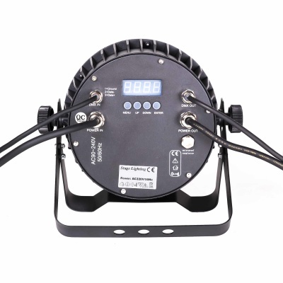 Luz de palco preta com visor digital e cabos conectados