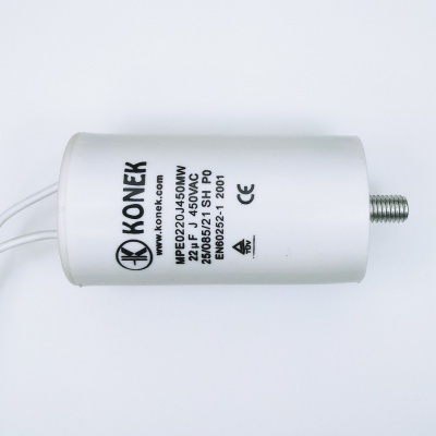 Condensador elétrico cilíndrico branco com texto preto e duas conexões brancas