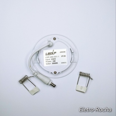 Luz de teto LED redonda branca com fios e suportes metálicos separados.