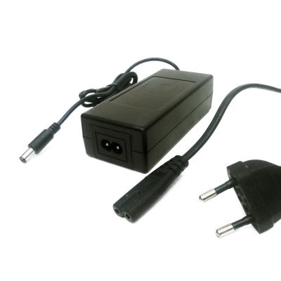 Transformador ou adaptador de corrente preto com ficha arredondada e cabo