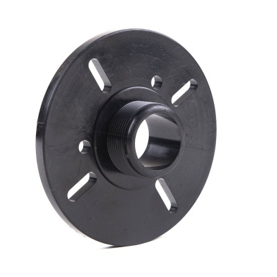 Peça circular preta de plástico com roscas e entalhes, fundo branco