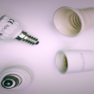 quatro soquetes de lâmpadas brancos em fundo branco