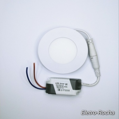 Luz LED circular embutida branca com driver e fios sobre fundo branco