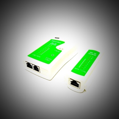 Tester de cabos de rede branco com etiquetas verdes e portas RJ45