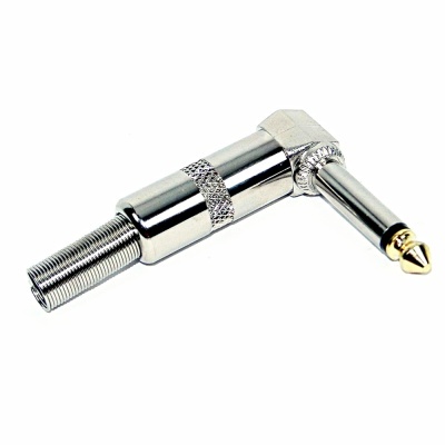 Conector áudio metálico em forma de L com ponta dourada e corpo prateado