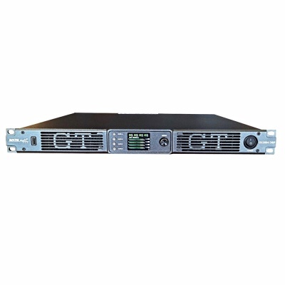 Amplificador GT preto em formato rack com visor digital central e botões